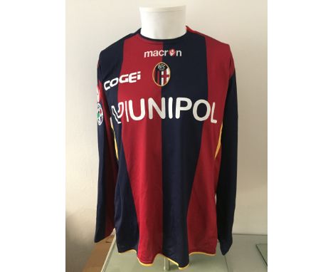 Christian Amoroso – Bologna F.C.   – Stagione 2008-2009  Maglia gara Macron, a maniche lunghe, taglia L. Sul fronte: Sponsor 