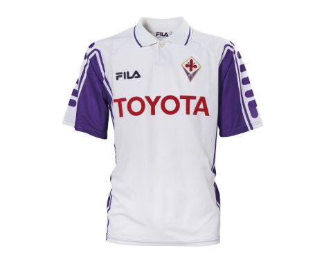 Gabriel Batistuta – ACF Fiorentina  Gabriel Batistuta – ACF Fiorentina   - Stagione 1999-2000 Maglia gara away Fila, a manich