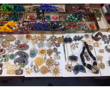 A quantity of vintage brooches to include gold tone and paste examples, together with mid to late 20th century costume jewell