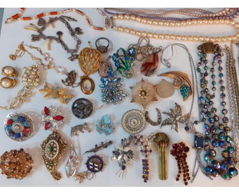 Costume jewellery to include silver items, a silver and white stone ring, vintage necklaces and brooches. 