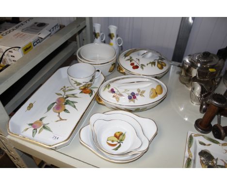 A quantity of Royal Worcester 'Evesham' patterned oven to table ware