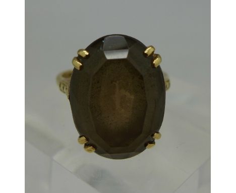 A 9ct gold and smoky quartz ring, weight 4.9g, size L