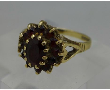 A 9ct gold and garnet ring, weight 2.5g, size O