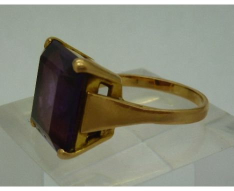 An 18ct gold and purple stone ring, Cairo mark, weight 6.4g, size N