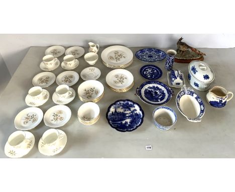 Royal Doulton Yorkshire Rose tea/dinner set comprisin 5 dinner plates, 6 medium plates, 6 dessert bowls, 6 small bowls, 6 cup