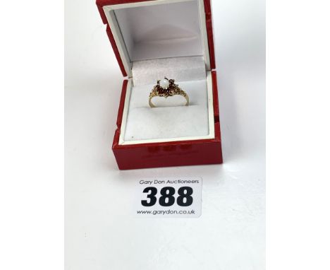 9k gold ring with opal and garnets, size O, w: 2.2 gms