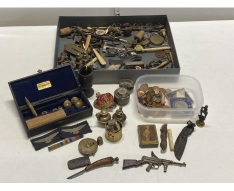A good tray of assorted collectables including penknives, thimbles, inkwell, coins, militaria etc. 