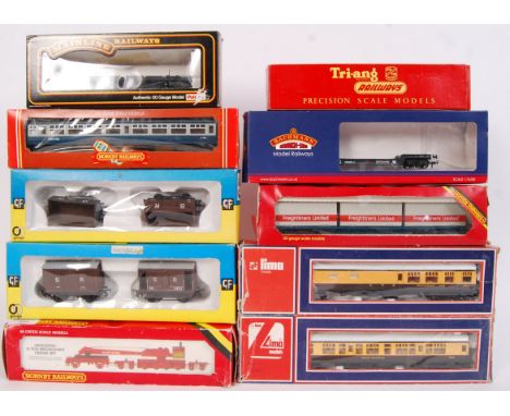 A quantity of Loose 00 scale train/ locomotive wagons & carriages to include; 2x Lima Great Western Railway carriages, Hornby