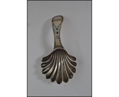 A silver hallmarked Georgian caddy spoon with shell shaped bowl and curved handle. Hallmarked to verso. Weighs 5.8 grams.