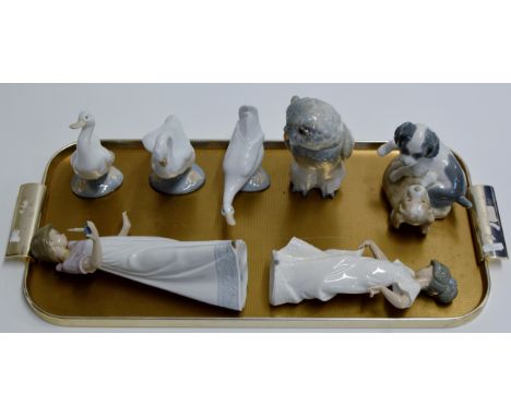 A LOT COMPRISING 2 NAO PORCELAIN FIGURINE ORNAMENTS, TOGETHER WITH 5 VARIOUS NAO PORCELAIN ANIMAL ORNAMENTS    