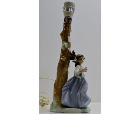 A NAO PORCELAIN FIGURINE TABLE LAMP    