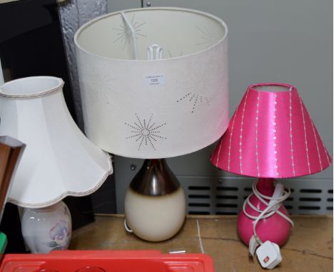 AN AYNSLEY PORCELAIN TABLE LAMP WITH SHADE &amp; 2 OTHER LAMPS    