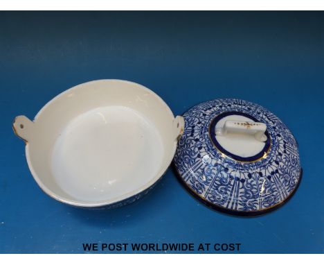A Caughley lidded butter pot of circular form in the Royal Lily pattern (similar to Royal Worcester) (height 9.5cm, diameter 