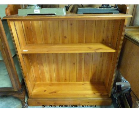 A pine bookcase with adjustable shelf (w91 x d26 x h104cm) 