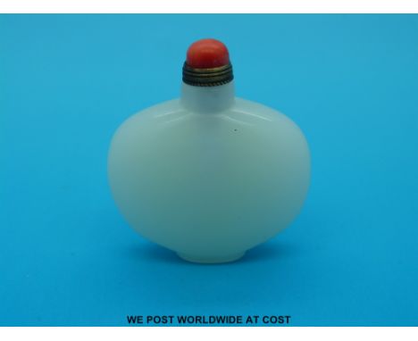 A glass white jade style snuff bottle with stopper (6cm tall) 